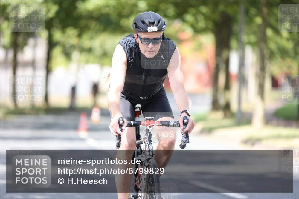 11.08.2024 - GEWOBA Citytriathlon Bremen H.Heesch http://msf.ph/oto/6799829 11.08.2024 11:57:51 Laufen  meine-sportfotos.de