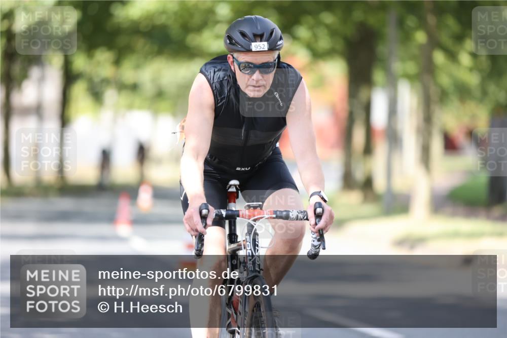 11.08.2024 - GEWOBA Citytriathlon Bremen H.Heesch http://msf.ph/oto/6799831 11.08.2024 11:57:51 Laufen  meine-sportfotos.de