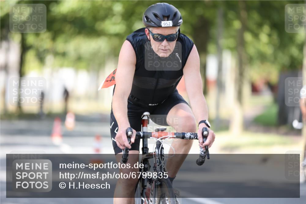 11.08.2024 - GEWOBA Citytriathlon Bremen H.Heesch http://msf.ph/oto/6799835 11.08.2024 11:57:51 Laufen  meine-sportfotos.de