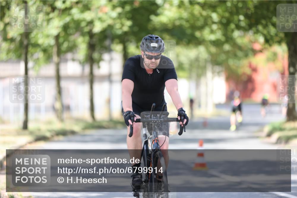 11.08.2024 - GEWOBA Citytriathlon Bremen H.Heesch http://msf.ph/oto/6799914 11.08.2024 11:58:00 Laufen  meine-sportfotos.de