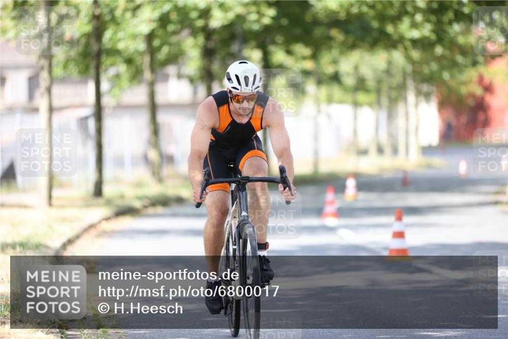 11.08.2024 - GEWOBA Citytriathlon Bremen H.Heesch http://msf.ph/oto/6800017 11.08.2024 11:58:12 Laufen  meine-sportfotos.de