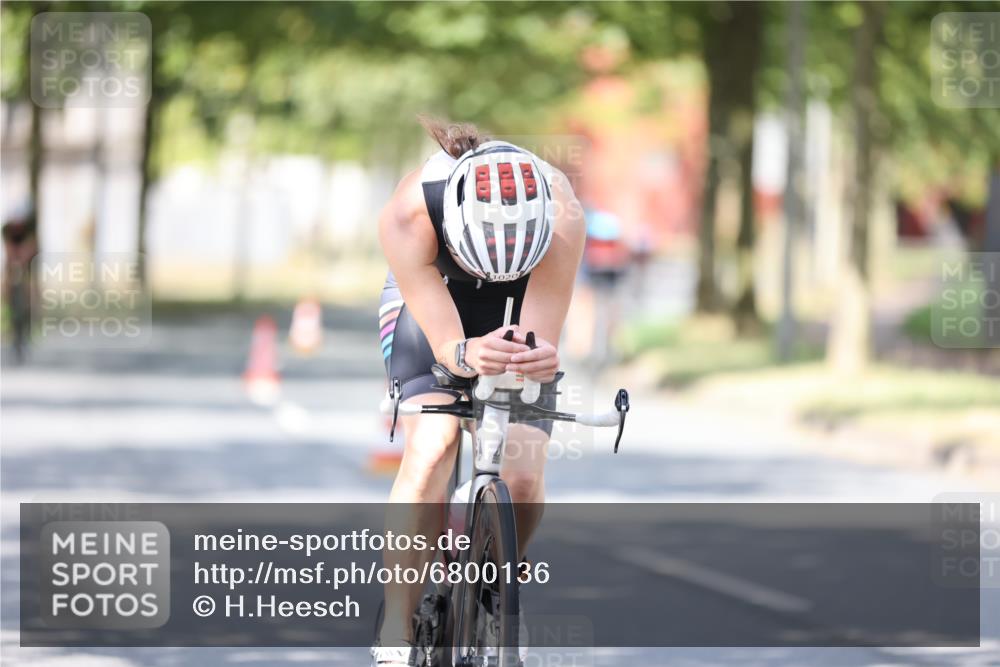 11.08.2024 - GEWOBA Citytriathlon Bremen H.Heesch http://msf.ph/oto/6800136 11.08.2024 11:58:41 Laufen  meine-sportfotos.de