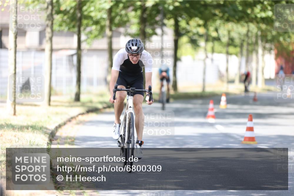 11.08.2024 - GEWOBA Citytriathlon Bremen H.Heesch http://msf.ph/oto/6800309 11.08.2024 11:59:19 Laufen  meine-sportfotos.de