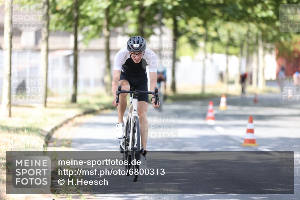 11.08.2024 - GEWOBA Citytriathlon Bremen H.Heesch http://msf.ph/oto/6800313 11.08.2024 11:59:19 Laufen  meine-sportfotos.de
