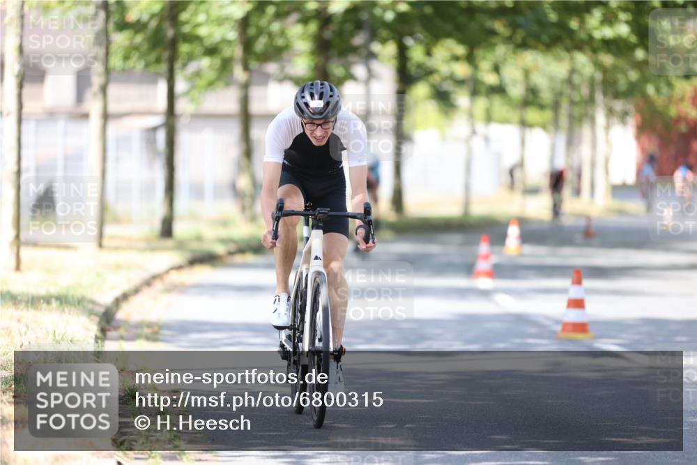 11.08.2024 - GEWOBA Citytriathlon Bremen H.Heesch http://msf.ph/oto/6800315 11.08.2024 11:59:19 Laufen  meine-sportfotos.de