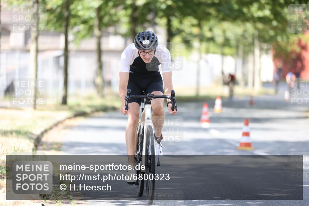 11.08.2024 - GEWOBA Citytriathlon Bremen H.Heesch http://msf.ph/oto/6800323 11.08.2024 11:59:19 Laufen  meine-sportfotos.de