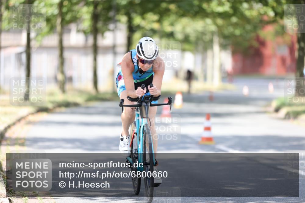 11.08.2024 - GEWOBA Citytriathlon Bremen H.Heesch http://msf.ph/oto/6800660 11.08.2024 12:00:00 Laufen  meine-sportfotos.de