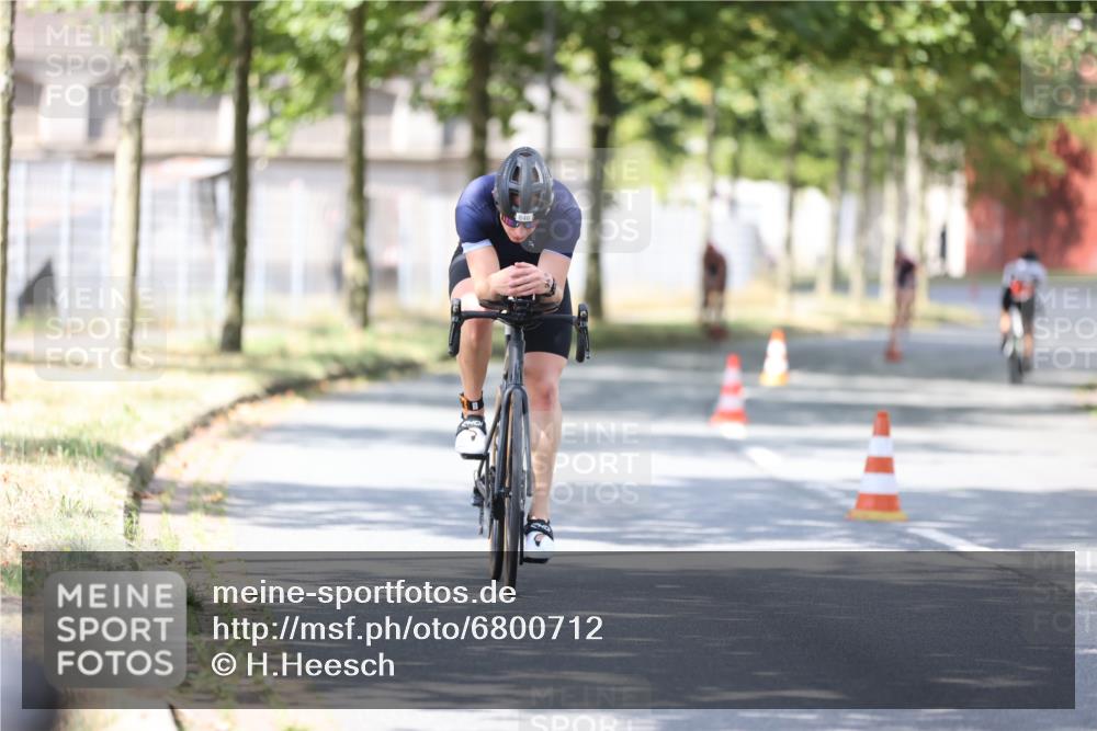11.08.2024 - GEWOBA Citytriathlon Bremen H.Heesch http://msf.ph/oto/6800712 11.08.2024 12:00:07 Laufen  meine-sportfotos.de