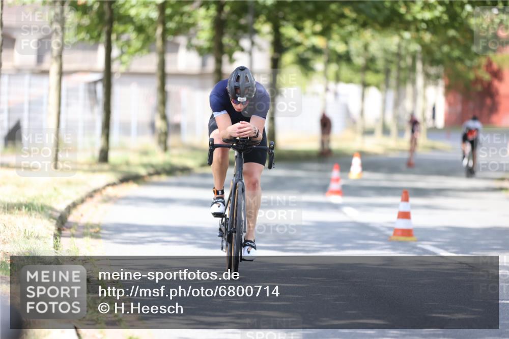 11.08.2024 - GEWOBA Citytriathlon Bremen H.Heesch http://msf.ph/oto/6800714 11.08.2024 12:00:07 Laufen  meine-sportfotos.de