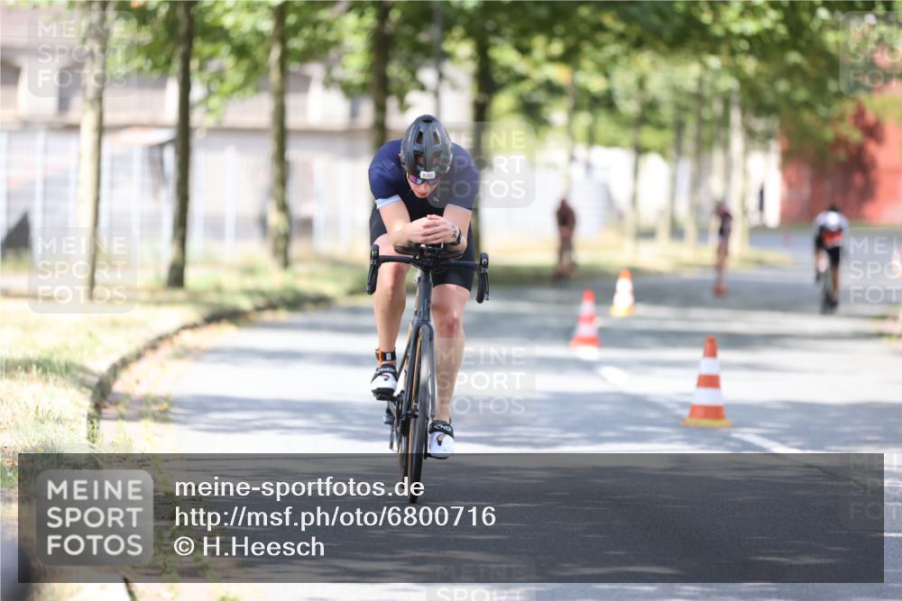 11.08.2024 - GEWOBA Citytriathlon Bremen H.Heesch http://msf.ph/oto/6800716 11.08.2024 12:00:07 Laufen  meine-sportfotos.de