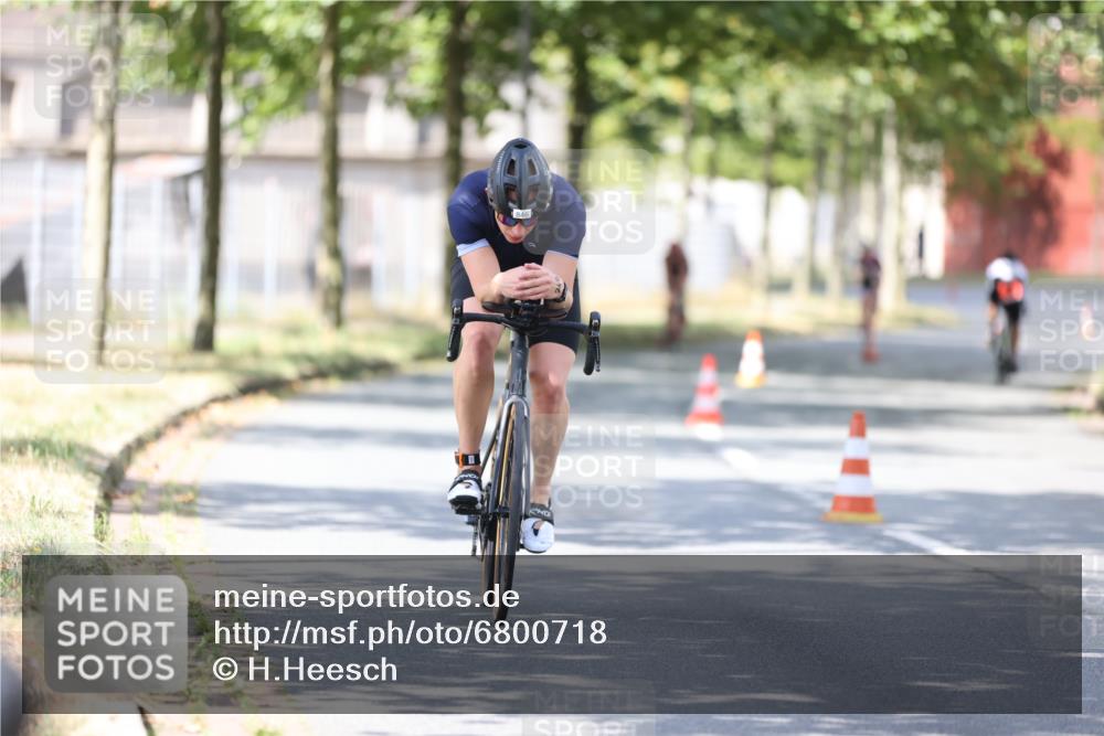11.08.2024 - GEWOBA Citytriathlon Bremen H.Heesch http://msf.ph/oto/6800718 11.08.2024 12:00:07 Laufen  meine-sportfotos.de