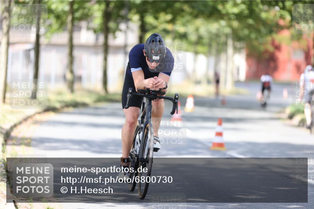 11.08.2024 - GEWOBA Citytriathlon Bremen H.Heesch http://msf.ph/oto/6800730 11.08.2024 12:00:07 Laufen  meine-sportfotos.de