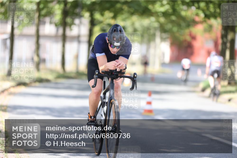 11.08.2024 - GEWOBA Citytriathlon Bremen H.Heesch http://msf.ph/oto/6800736 11.08.2024 12:00:08 Laufen  meine-sportfotos.de