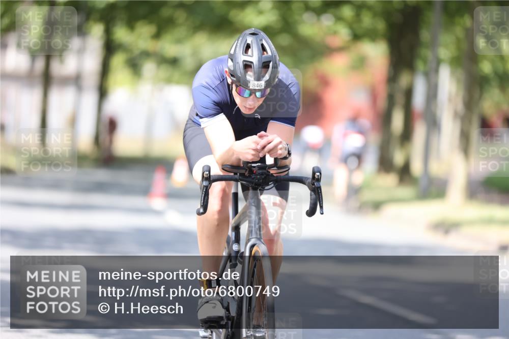 11.08.2024 - GEWOBA Citytriathlon Bremen H.Heesch http://msf.ph/oto/6800749 11.08.2024 12:00:08 Laufen  meine-sportfotos.de