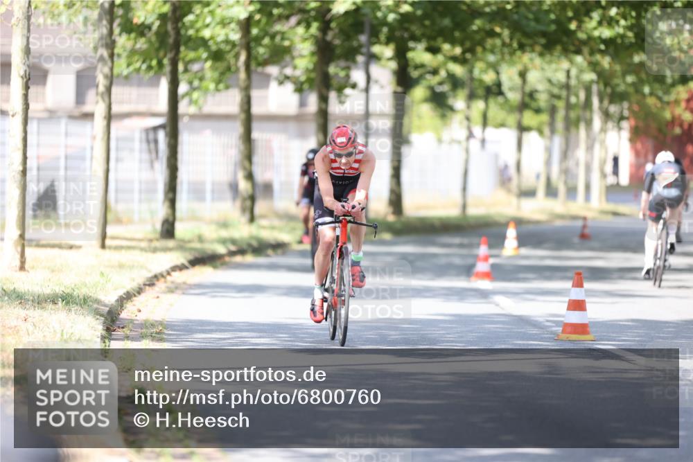 11.08.2024 - GEWOBA Citytriathlon Bremen H.Heesch http://msf.ph/oto/6800760 11.08.2024 12:00:12 Laufen  meine-sportfotos.de
