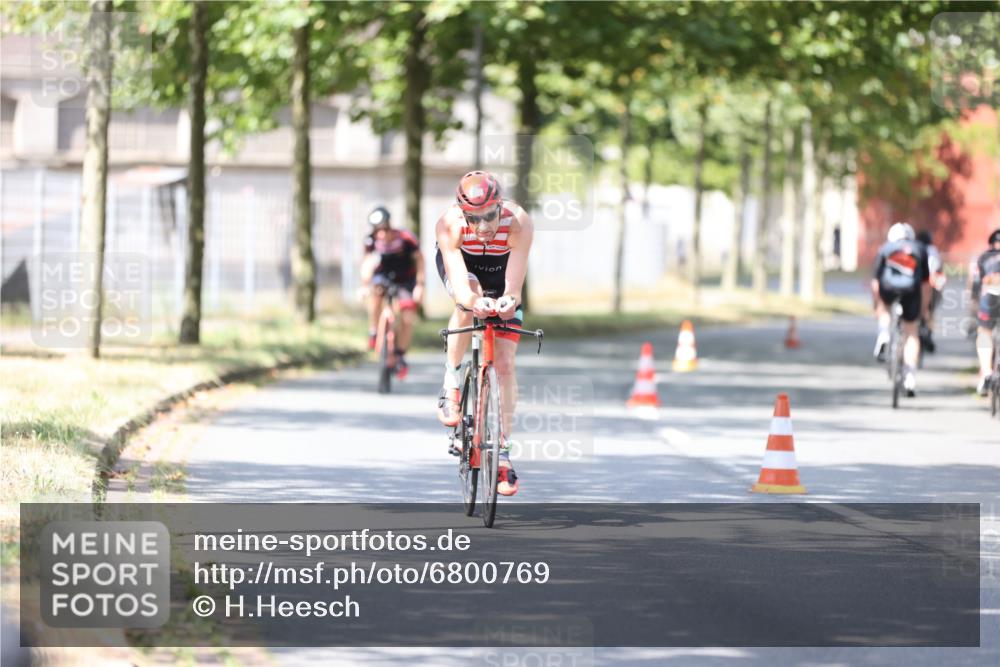 11.08.2024 - GEWOBA Citytriathlon Bremen H.Heesch http://msf.ph/oto/6800769 11.08.2024 12:00:12 Laufen  meine-sportfotos.de