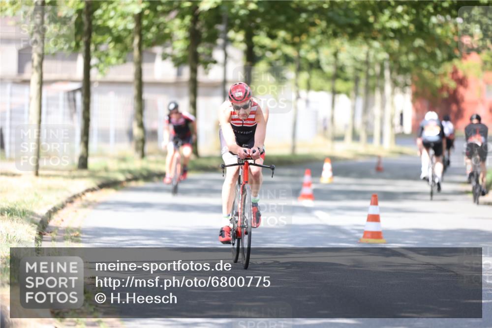 11.08.2024 - GEWOBA Citytriathlon Bremen H.Heesch http://msf.ph/oto/6800775 11.08.2024 12:00:13 Laufen  meine-sportfotos.de