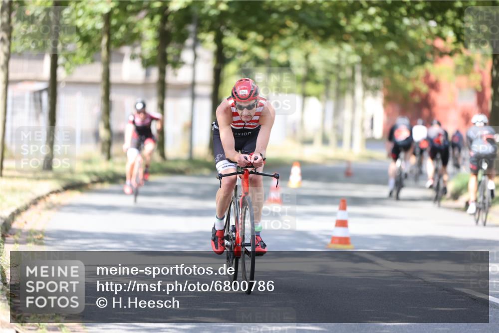 11.08.2024 - GEWOBA Citytriathlon Bremen H.Heesch http://msf.ph/oto/6800786 11.08.2024 12:00:13 Laufen  meine-sportfotos.de