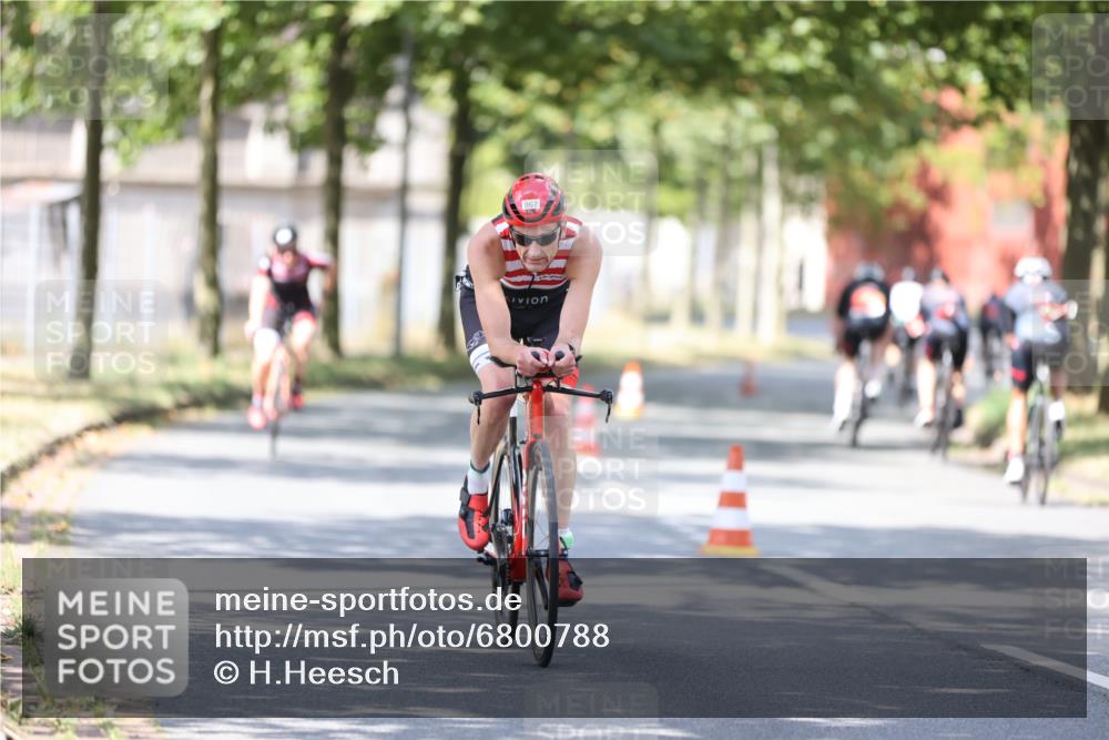 11.08.2024 - GEWOBA Citytriathlon Bremen H.Heesch http://msf.ph/oto/6800788 11.08.2024 12:00:13 Laufen  meine-sportfotos.de