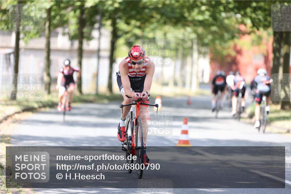 11.08.2024 - GEWOBA Citytriathlon Bremen H.Heesch http://msf.ph/oto/6800790 11.08.2024 12:00:13 Laufen  meine-sportfotos.de