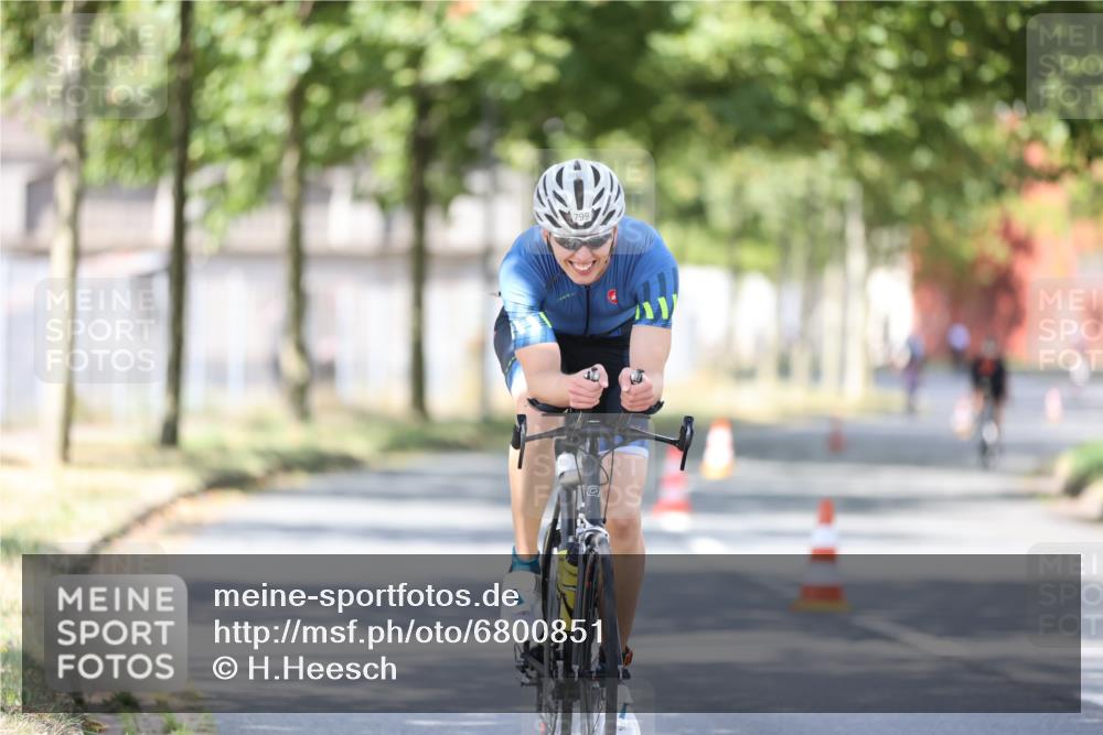 11.08.2024 - GEWOBA Citytriathlon Bremen H.Heesch http://msf.ph/oto/6800851 11.08.2024 12:00:25 Laufen  meine-sportfotos.de
