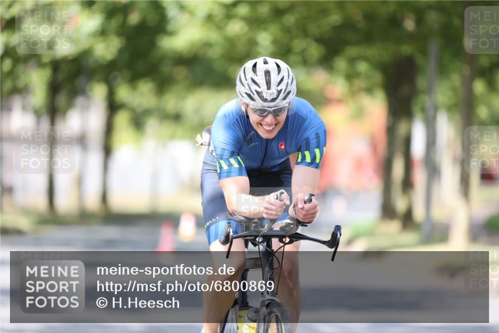 11.08.2024 - GEWOBA Citytriathlon Bremen H.Heesch http://msf.ph/oto/6800869 11.08.2024 12:00:26 Laufen  meine-sportfotos.de