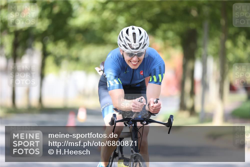 11.08.2024 - GEWOBA Citytriathlon Bremen H.Heesch http://msf.ph/oto/6800871 11.08.2024 12:00:26 Laufen  meine-sportfotos.de
