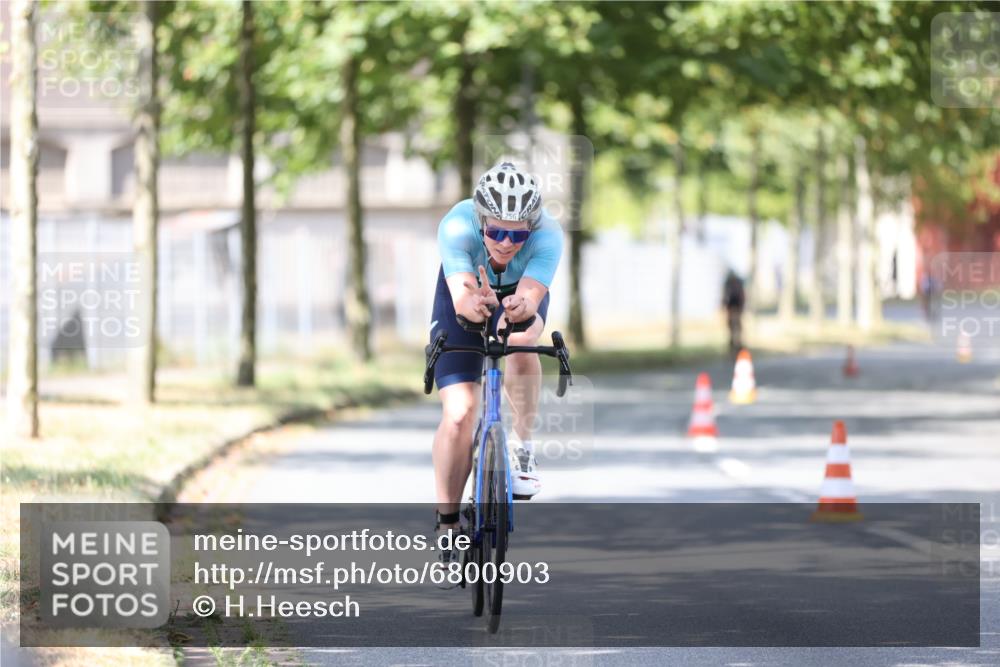 11.08.2024 - GEWOBA Citytriathlon Bremen H.Heesch http://msf.ph/oto/6800903 11.08.2024 12:00:35 Laufen  meine-sportfotos.de