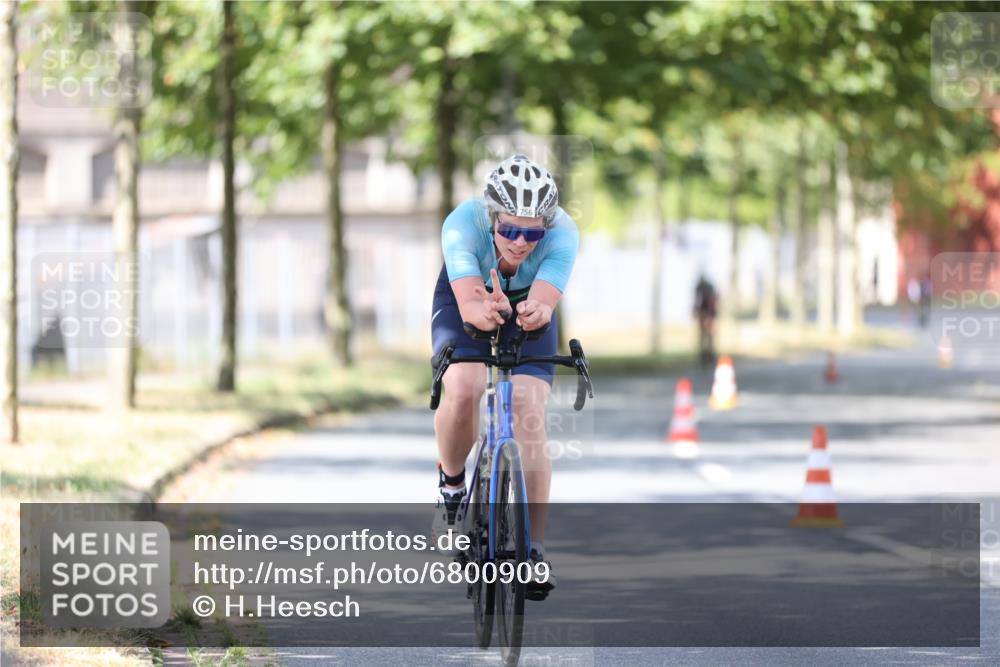 11.08.2024 - GEWOBA Citytriathlon Bremen H.Heesch http://msf.ph/oto/6800909 11.08.2024 12:00:35 Laufen  meine-sportfotos.de