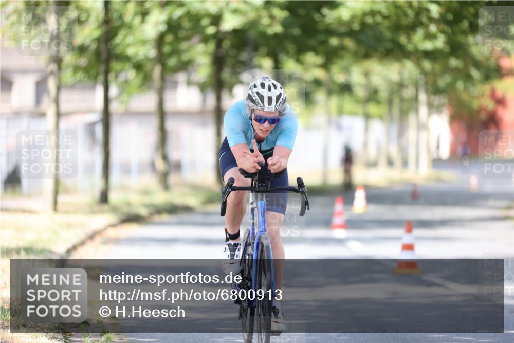 11.08.2024 - GEWOBA Citytriathlon Bremen H.Heesch http://msf.ph/oto/6800913 11.08.2024 12:00:35 Laufen  meine-sportfotos.de