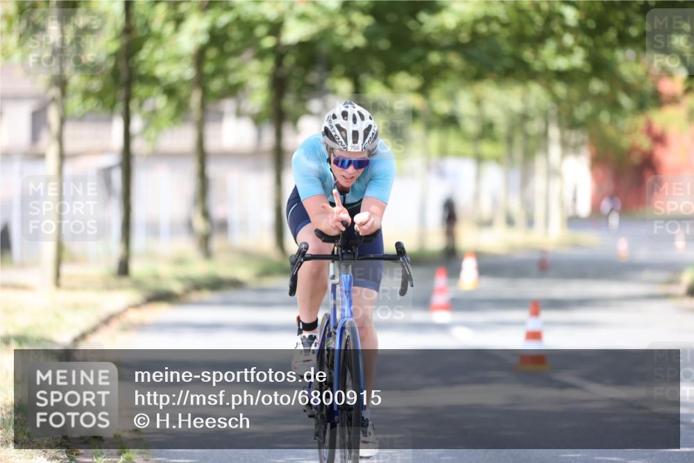 11.08.2024 - GEWOBA Citytriathlon Bremen H.Heesch http://msf.ph/oto/6800915 11.08.2024 12:00:35 Laufen  meine-sportfotos.de