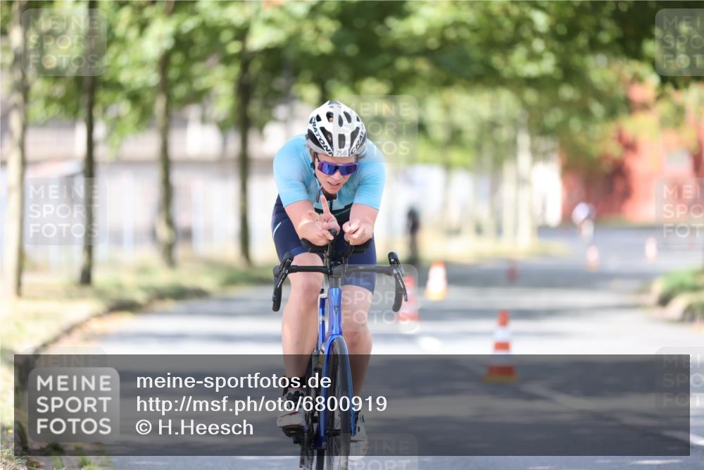 11.08.2024 - GEWOBA Citytriathlon Bremen H.Heesch http://msf.ph/oto/6800919 11.08.2024 12:00:35 Laufen  meine-sportfotos.de