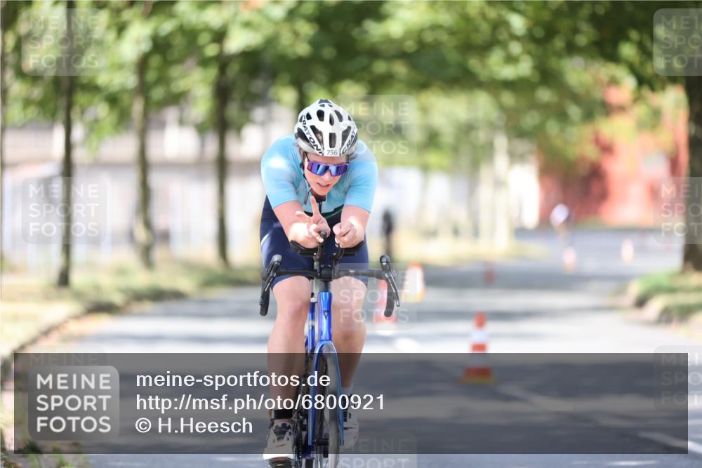 11.08.2024 - GEWOBA Citytriathlon Bremen H.Heesch http://msf.ph/oto/6800921 11.08.2024 12:00:35 Laufen  meine-sportfotos.de