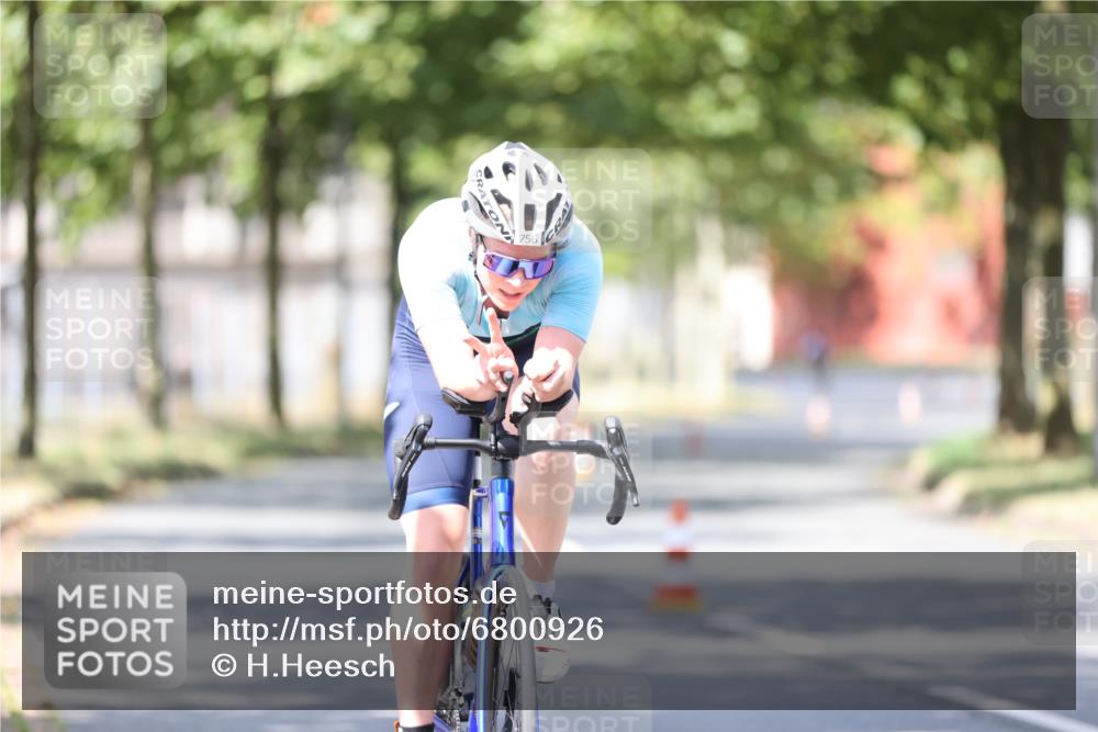 11.08.2024 - GEWOBA Citytriathlon Bremen H.Heesch http://msf.ph/oto/6800926 11.08.2024 12:00:35 Laufen  meine-sportfotos.de