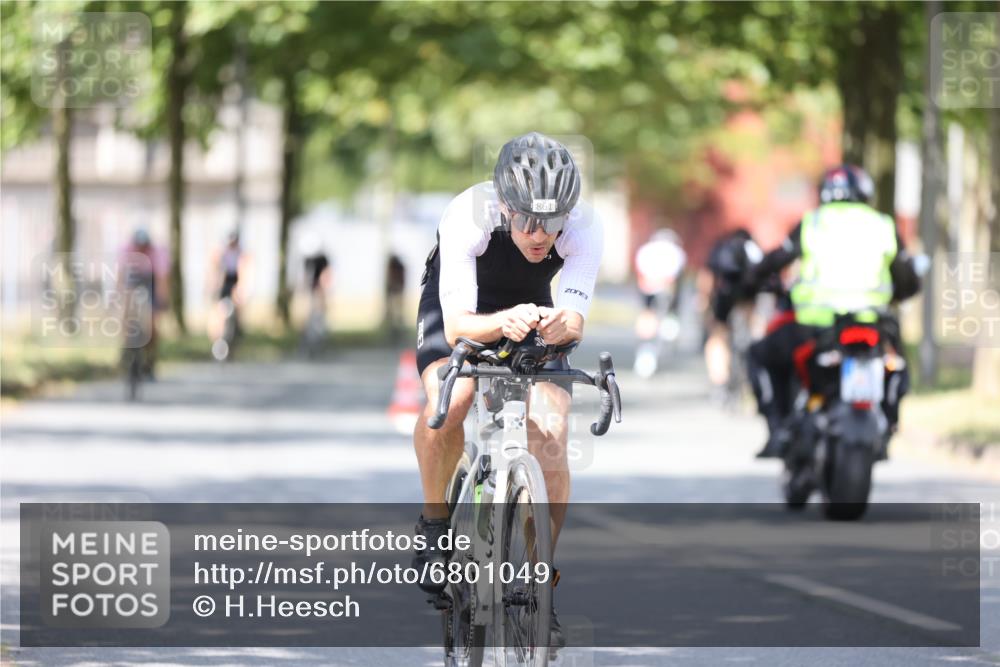 11.08.2024 - GEWOBA Citytriathlon Bremen H.Heesch http://msf.ph/oto/6801049 11.08.2024 12:00:49 Laufen  meine-sportfotos.de