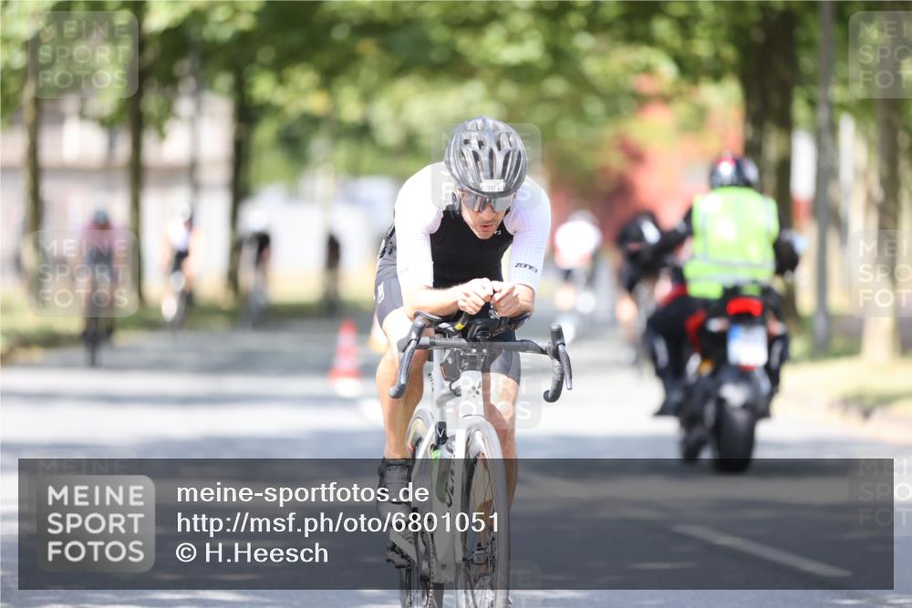 11.08.2024 - GEWOBA Citytriathlon Bremen H.Heesch http://msf.ph/oto/6801051 11.08.2024 12:00:49 Laufen  meine-sportfotos.de
