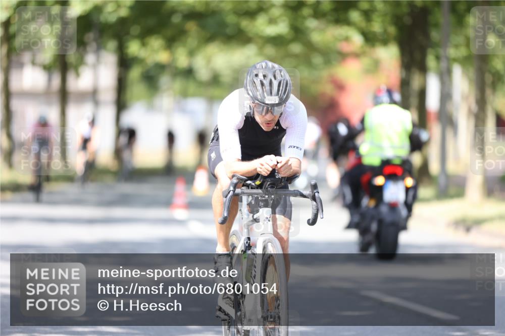 11.08.2024 - GEWOBA Citytriathlon Bremen H.Heesch http://msf.ph/oto/6801054 11.08.2024 12:00:49 Laufen  meine-sportfotos.de