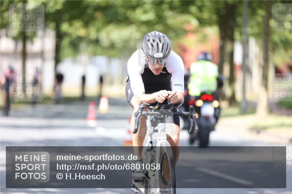 11.08.2024 - GEWOBA Citytriathlon Bremen H.Heesch http://msf.ph/oto/6801058 11.08.2024 12:00:50 Laufen  meine-sportfotos.de