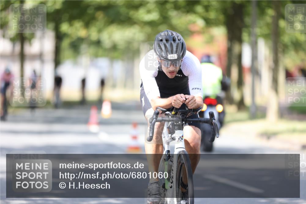 11.08.2024 - GEWOBA Citytriathlon Bremen H.Heesch http://msf.ph/oto/6801060 11.08.2024 12:00:50 Laufen  meine-sportfotos.de