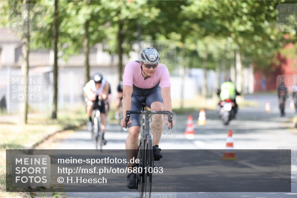 11.08.2024 - GEWOBA Citytriathlon Bremen H.Heesch http://msf.ph/oto/6801063 11.08.2024 12:00:53 Laufen  meine-sportfotos.de
