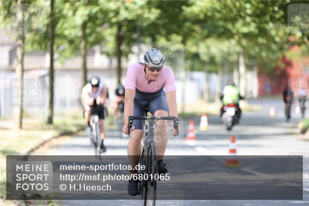 11.08.2024 - GEWOBA Citytriathlon Bremen H.Heesch http://msf.ph/oto/6801065 11.08.2024 12:00:53 Laufen  meine-sportfotos.de