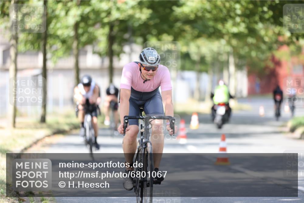 11.08.2024 - GEWOBA Citytriathlon Bremen H.Heesch http://msf.ph/oto/6801067 11.08.2024 12:00:53 Laufen  meine-sportfotos.de