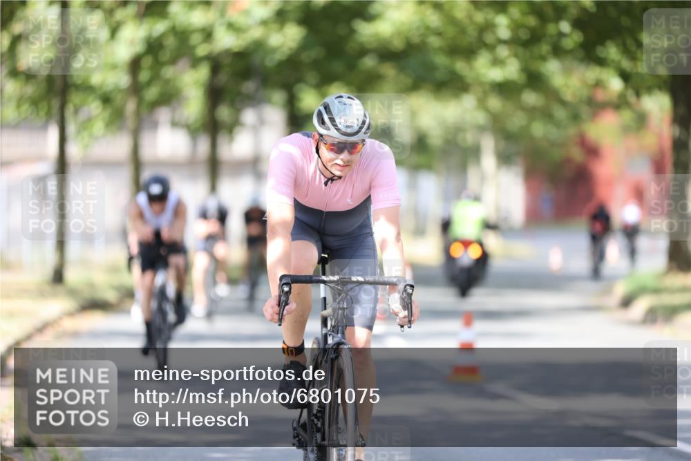11.08.2024 - GEWOBA Citytriathlon Bremen H.Heesch http://msf.ph/oto/6801075 11.08.2024 12:00:53 Laufen  meine-sportfotos.de
