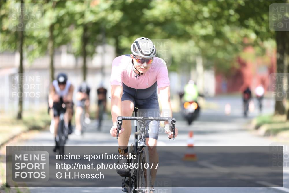 11.08.2024 - GEWOBA Citytriathlon Bremen H.Heesch http://msf.ph/oto/6801077 11.08.2024 12:00:53 Laufen  meine-sportfotos.de