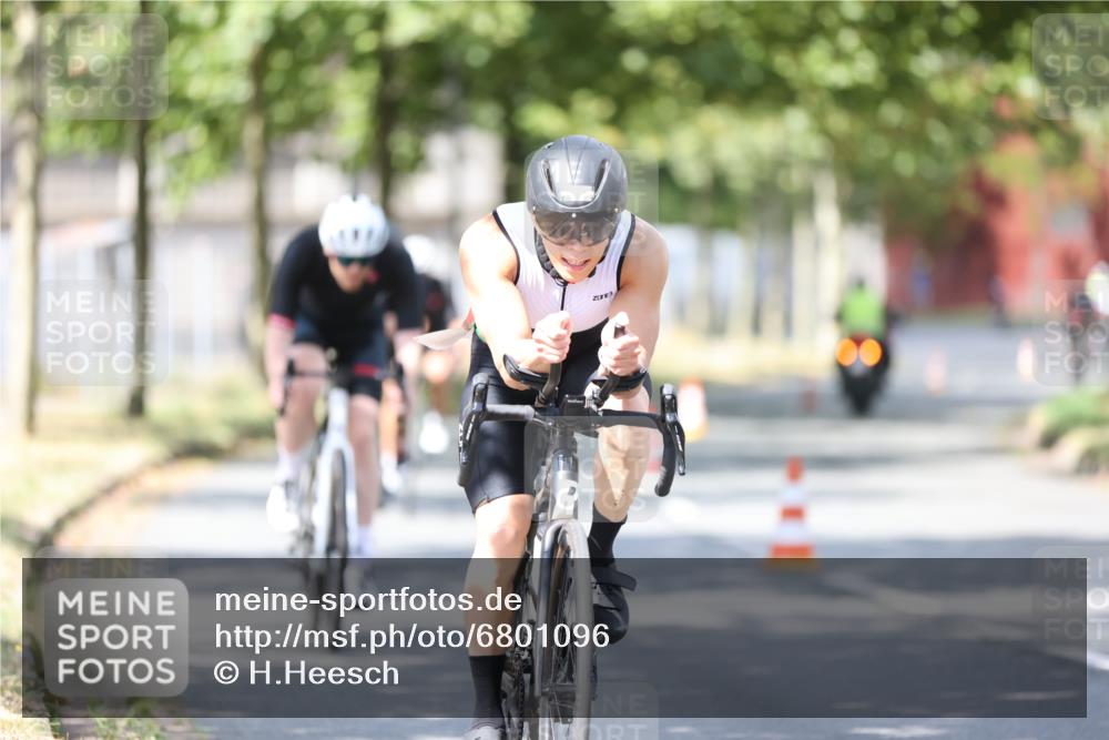 11.08.2024 - GEWOBA Citytriathlon Bremen H.Heesch http://msf.ph/oto/6801096 11.08.2024 12:00:54 Laufen  meine-sportfotos.de