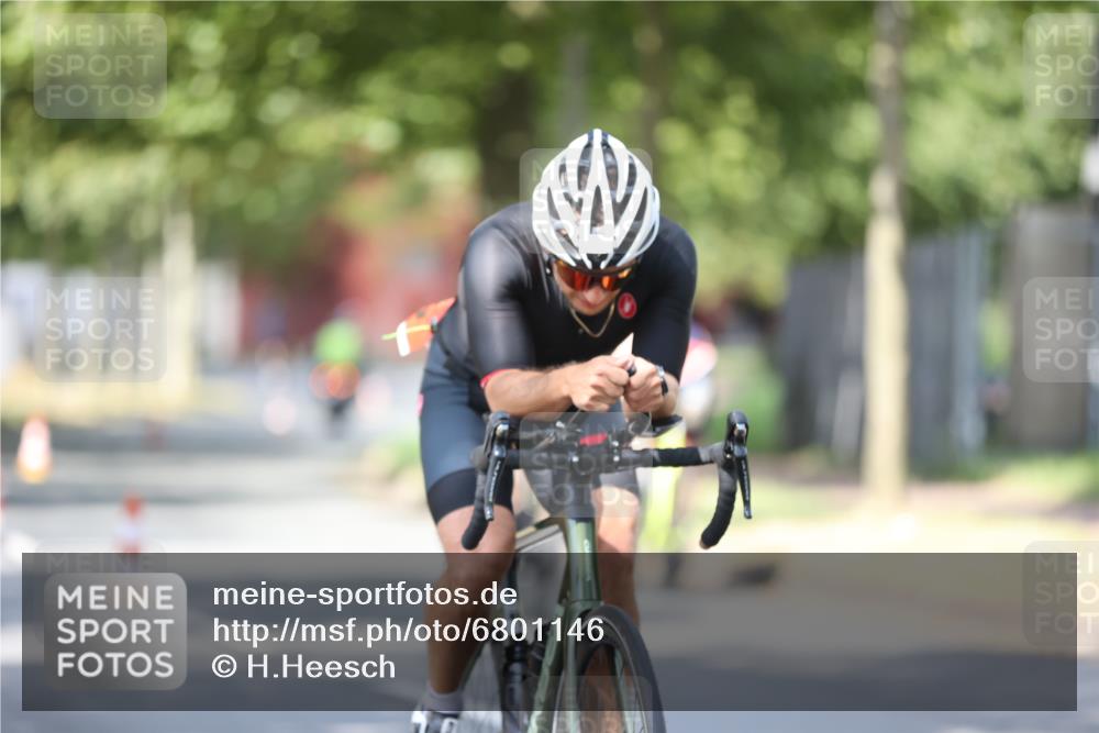 11.08.2024 - GEWOBA Citytriathlon Bremen H.Heesch http://msf.ph/oto/6801146 11.08.2024 12:00:57 Laufen  meine-sportfotos.de