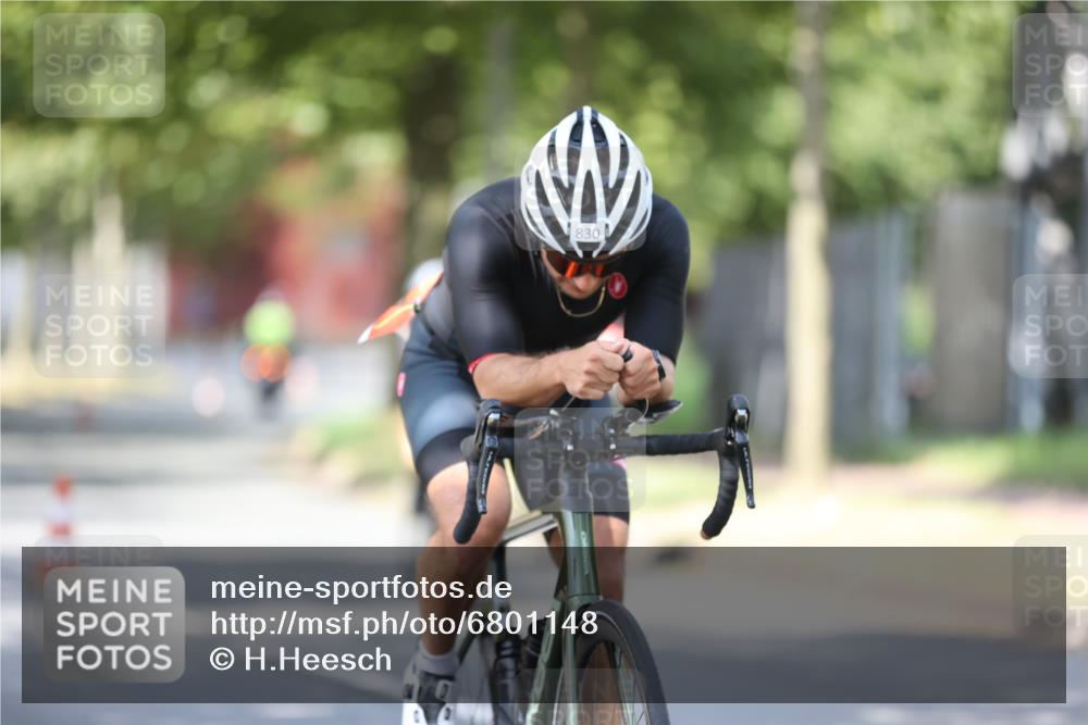 11.08.2024 - GEWOBA Citytriathlon Bremen H.Heesch http://msf.ph/oto/6801148 11.08.2024 12:00:57 Laufen  meine-sportfotos.de
