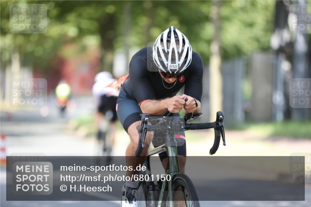 11.08.2024 - GEWOBA Citytriathlon Bremen H.Heesch http://msf.ph/oto/6801150 11.08.2024 12:00:57 Laufen  meine-sportfotos.de