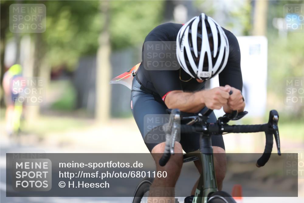 11.08.2024 - GEWOBA Citytriathlon Bremen H.Heesch http://msf.ph/oto/6801160 11.08.2024 12:00:57 Laufen  meine-sportfotos.de