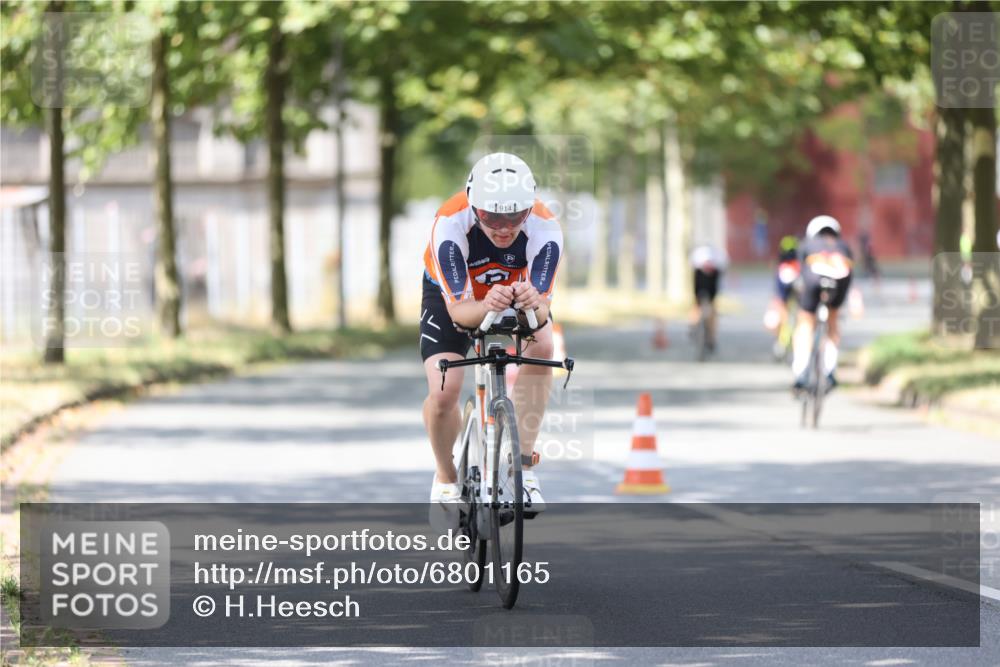 11.08.2024 - GEWOBA Citytriathlon Bremen H.Heesch http://msf.ph/oto/6801165 11.08.2024 12:01:00 Laufen  meine-sportfotos.de